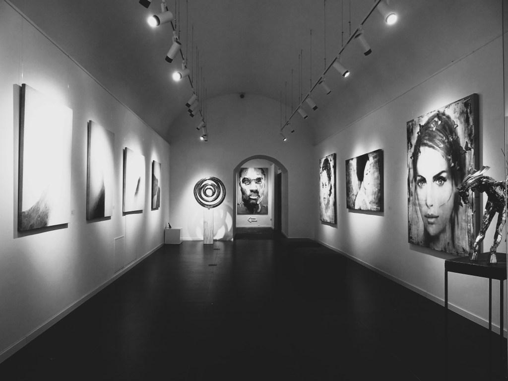 immagine in bianco e nero che rappresenta l'esposizione di quadri e opere di arte moderna