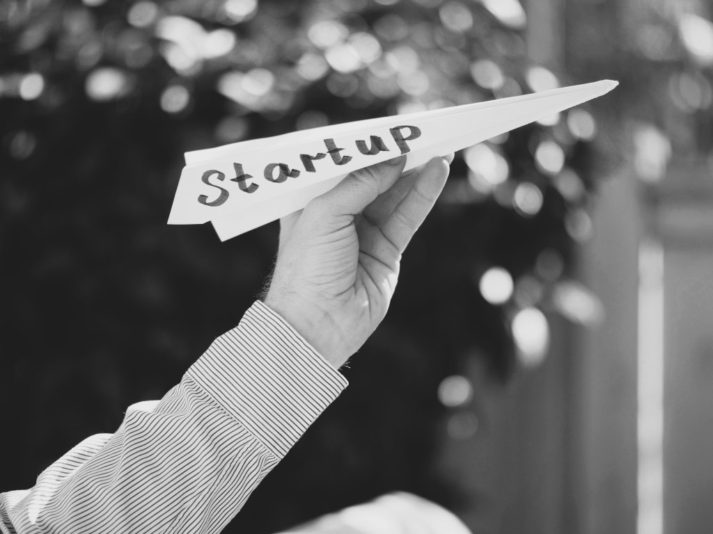 Immagine in bianco e nero di un aereoplanino di carta con la scritta "startup"