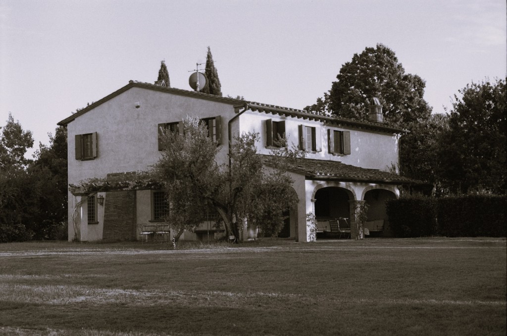 immagine in bianco e nero che rappresenta un bed and breakfast o un agriturismo italiano